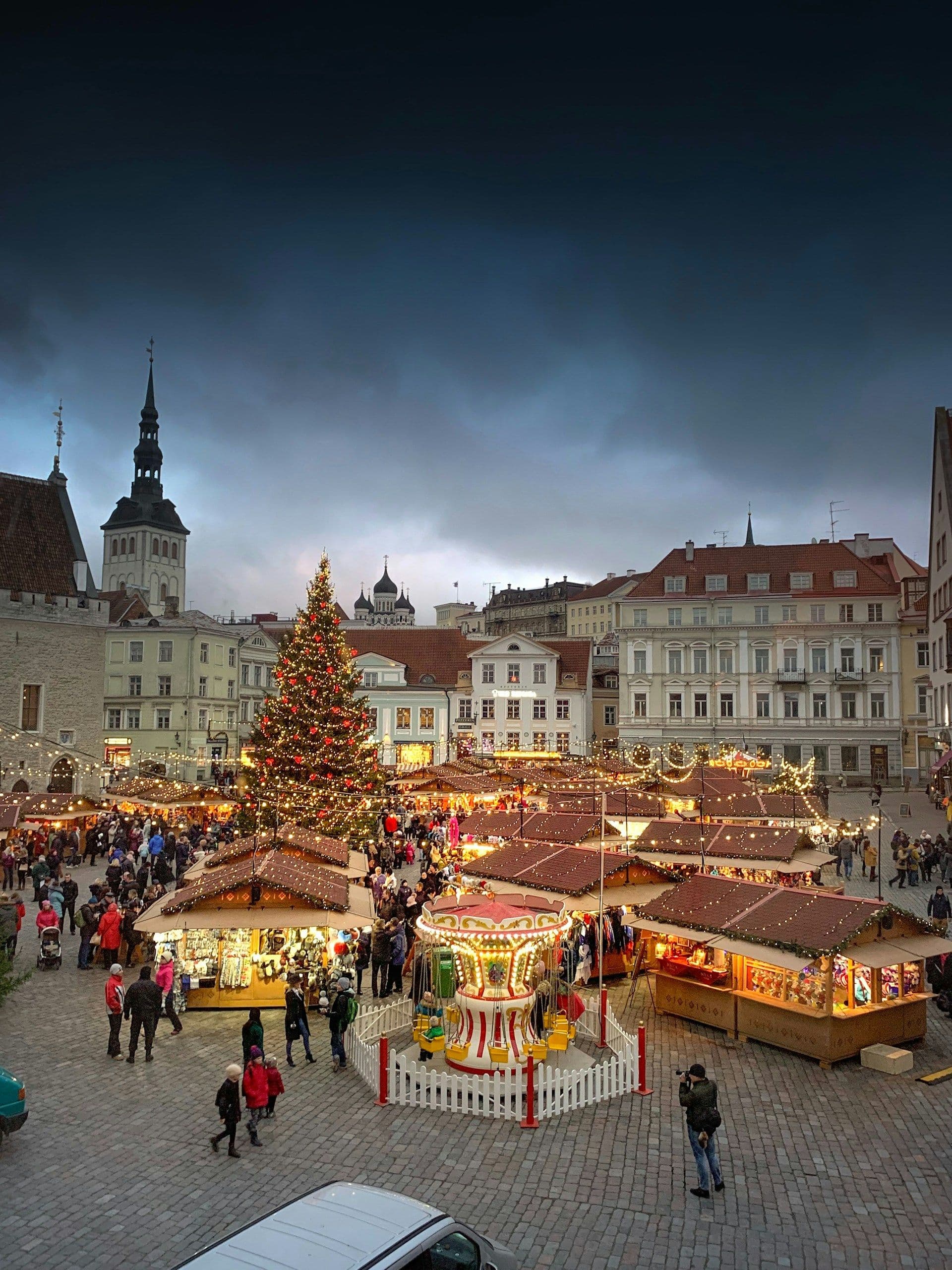 Wspólna kolacja w świątecznym mieście